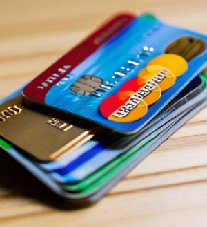 Кредитные карты: Как выбрать между стандартной и картой с кэшбэком?