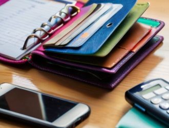 Удобство и безопасность: как выбрать карту для семейных подписок и эффективно управлять бюджетом